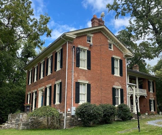 Photo of farmhouse in daylight. 