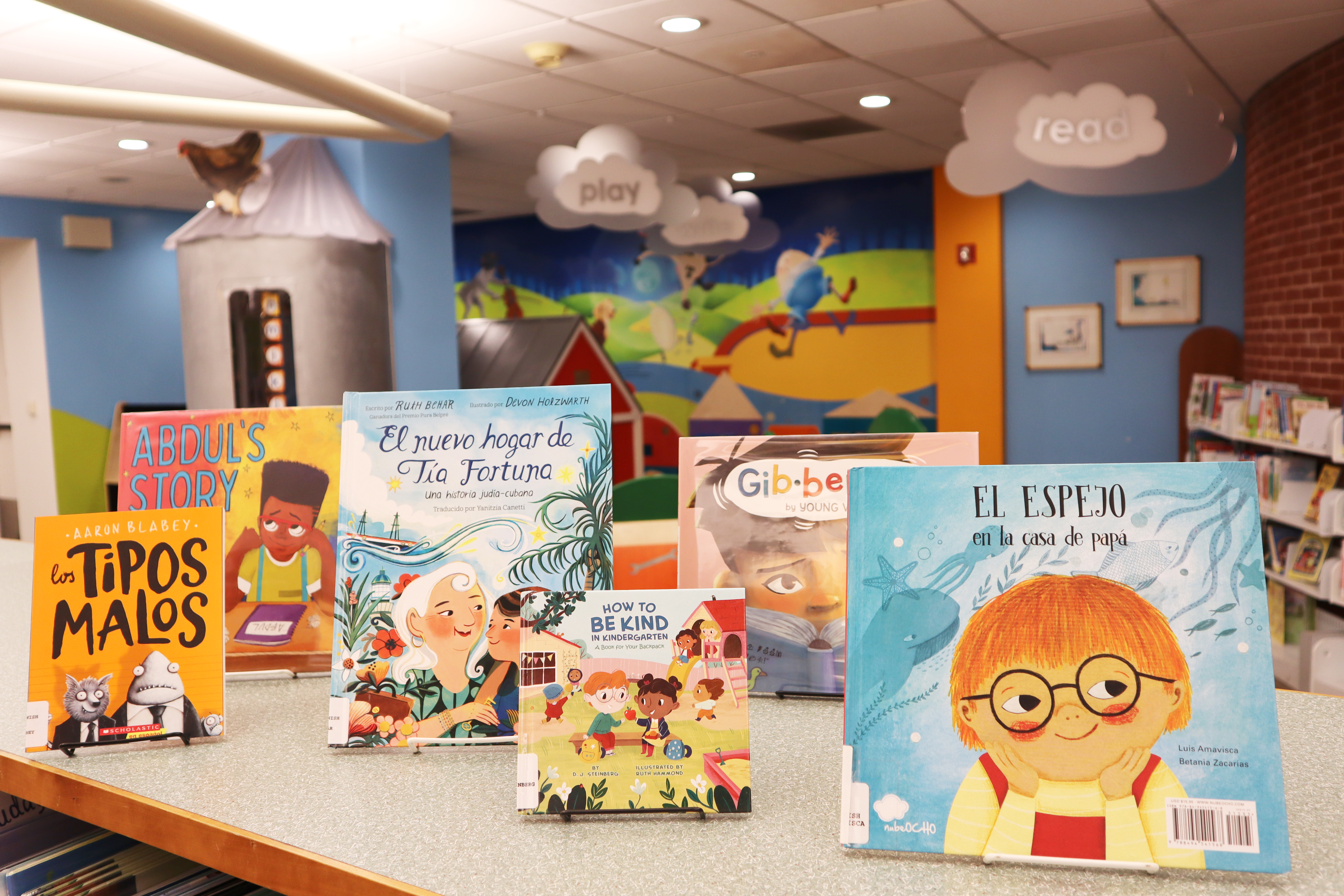 Children's books with Spanish titles on a shelf